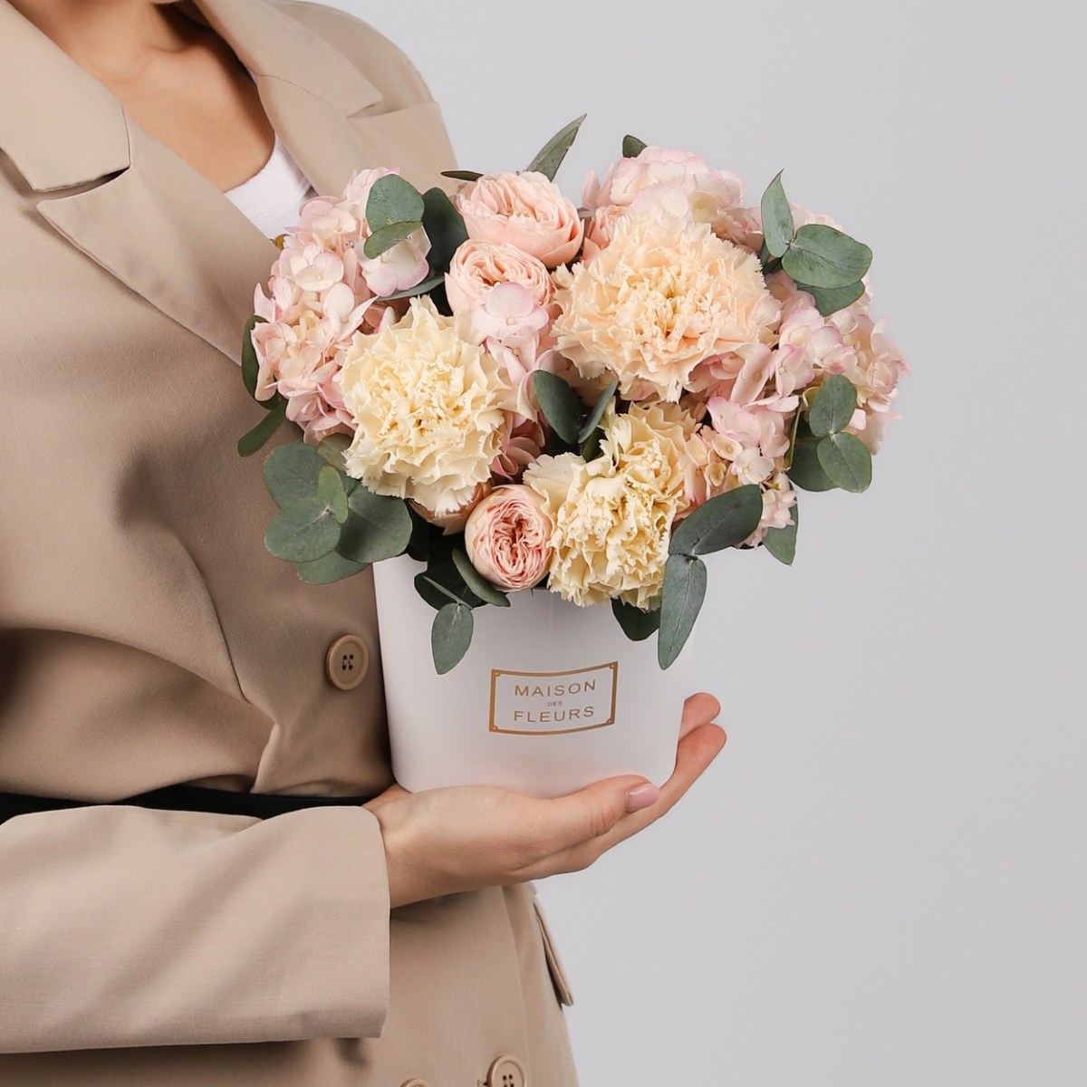 cvety v korobke s pion rozoj i gortenziej 4